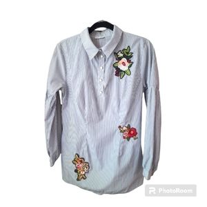 Striped sift cotton shirt, long puffed sleeves with floral appliqué.